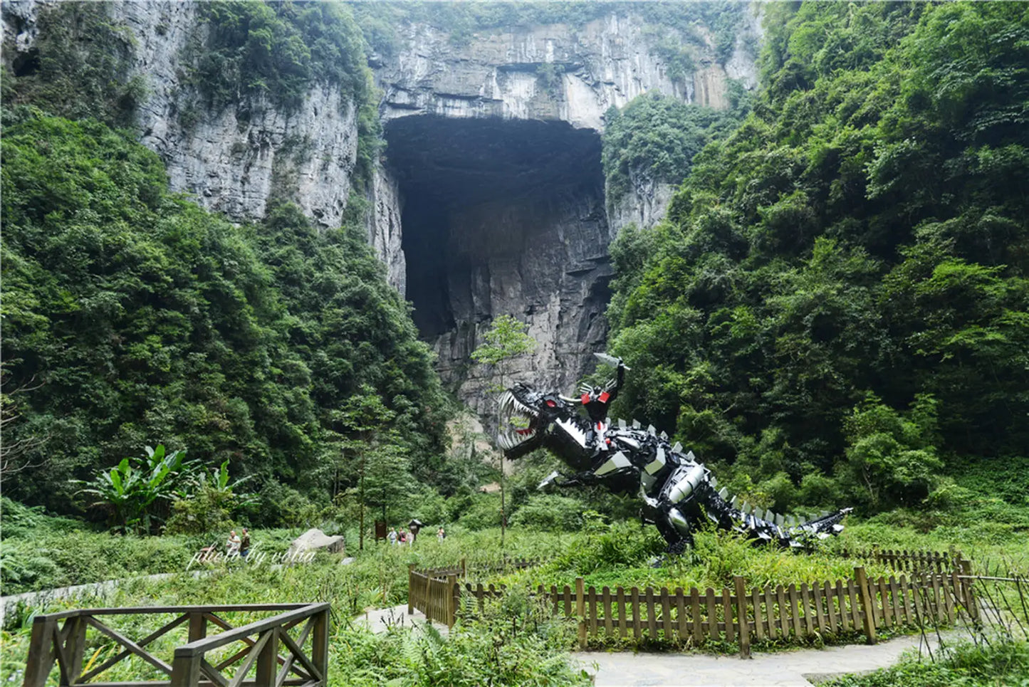 Super V Comfort: A 5-Day Premium Chongqing Discovery Tour with Cliffside Stays &amp; Hot Pot with a View