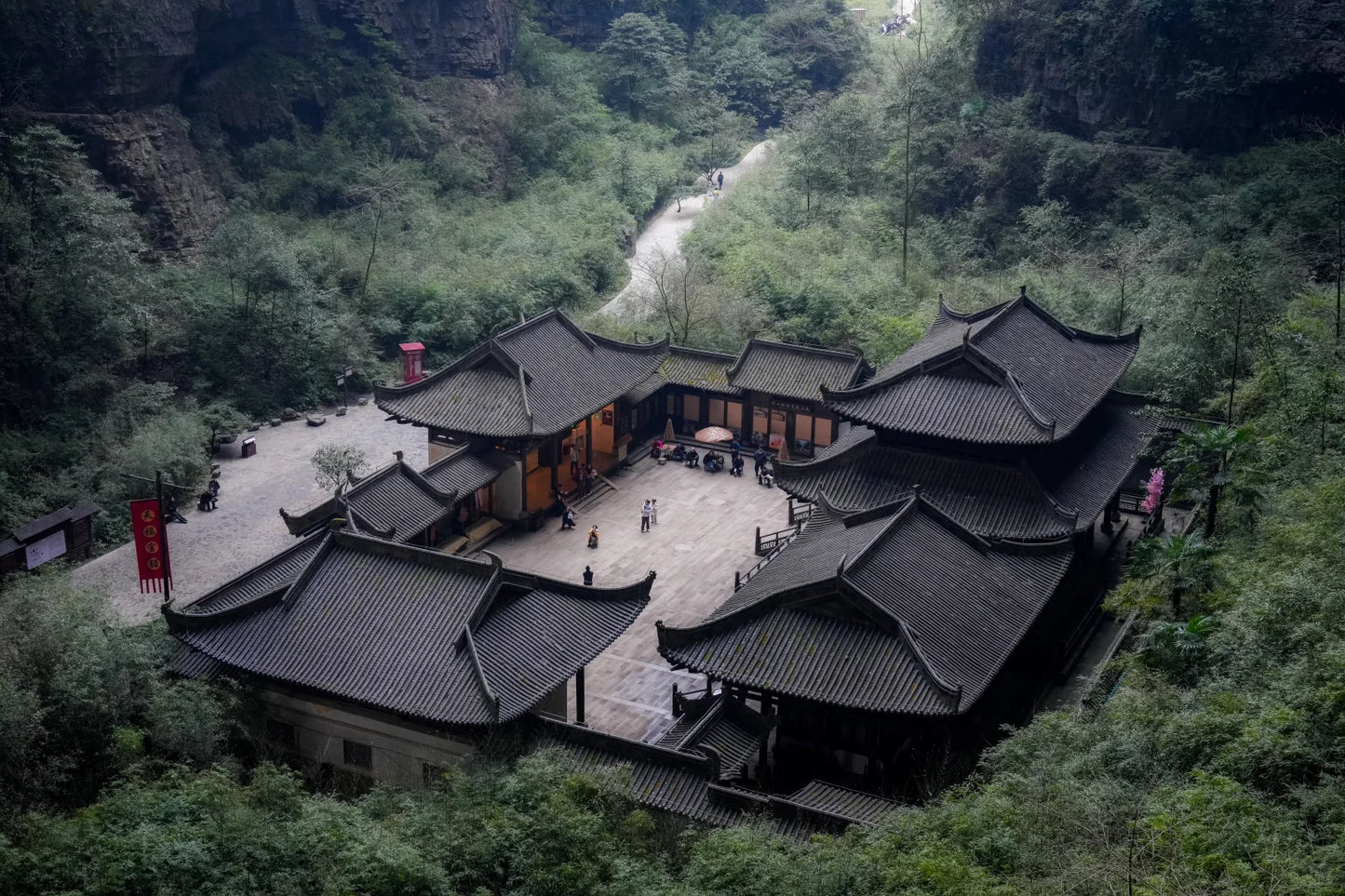 Super V Comfort: A 5-Day Premium Chongqing Discovery Tour with Cliffside Stays &amp; Hot Pot with a View
