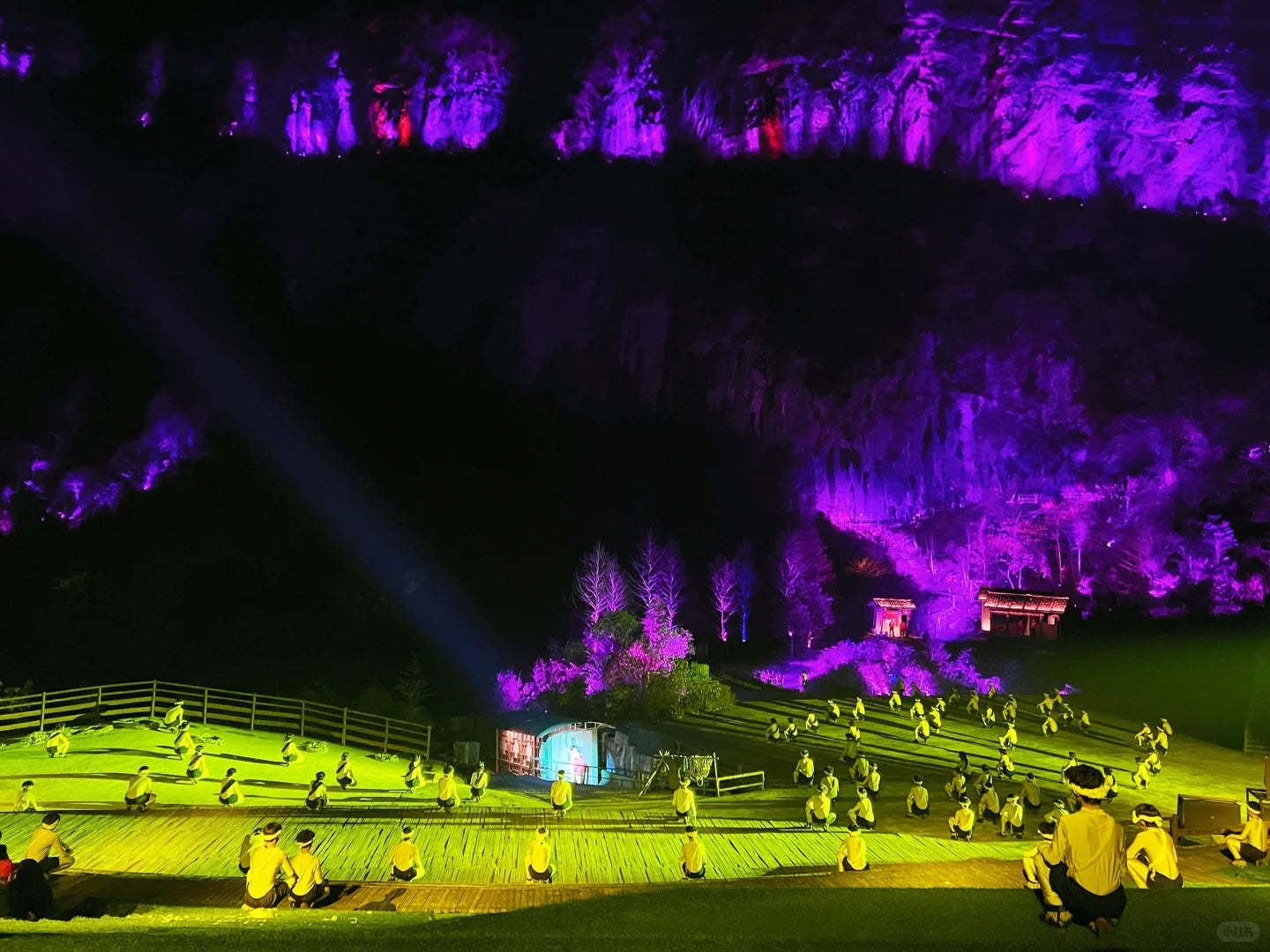 Super V Comfort: A 5-Day Premium Chongqing Discovery Tour with Cliffside Stays &amp; Hot Pot with a View