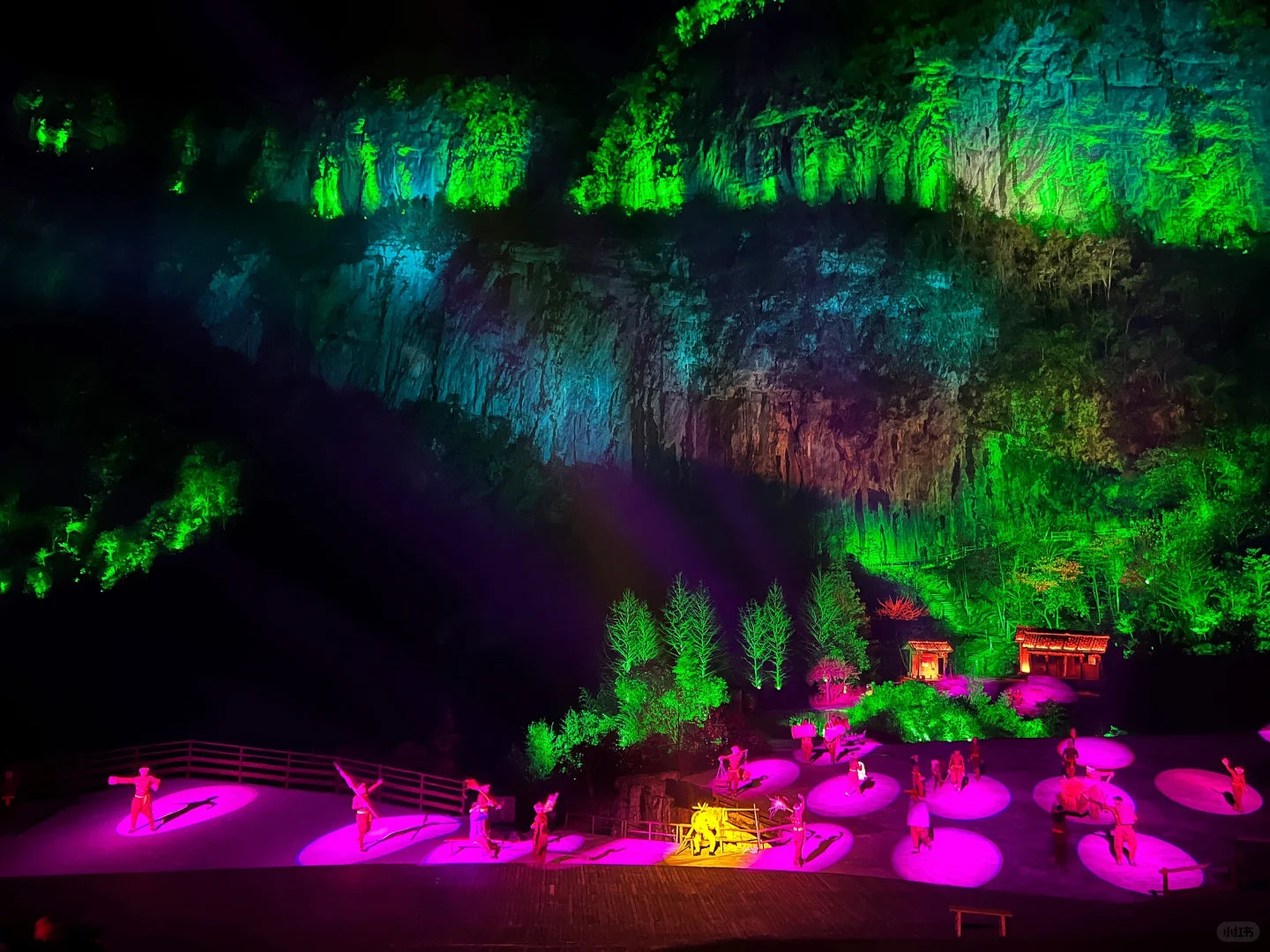 Super V Comfort: A 5-Day Premium Chongqing Discovery Tour with Cliffside Stays &amp; Hot Pot with a View