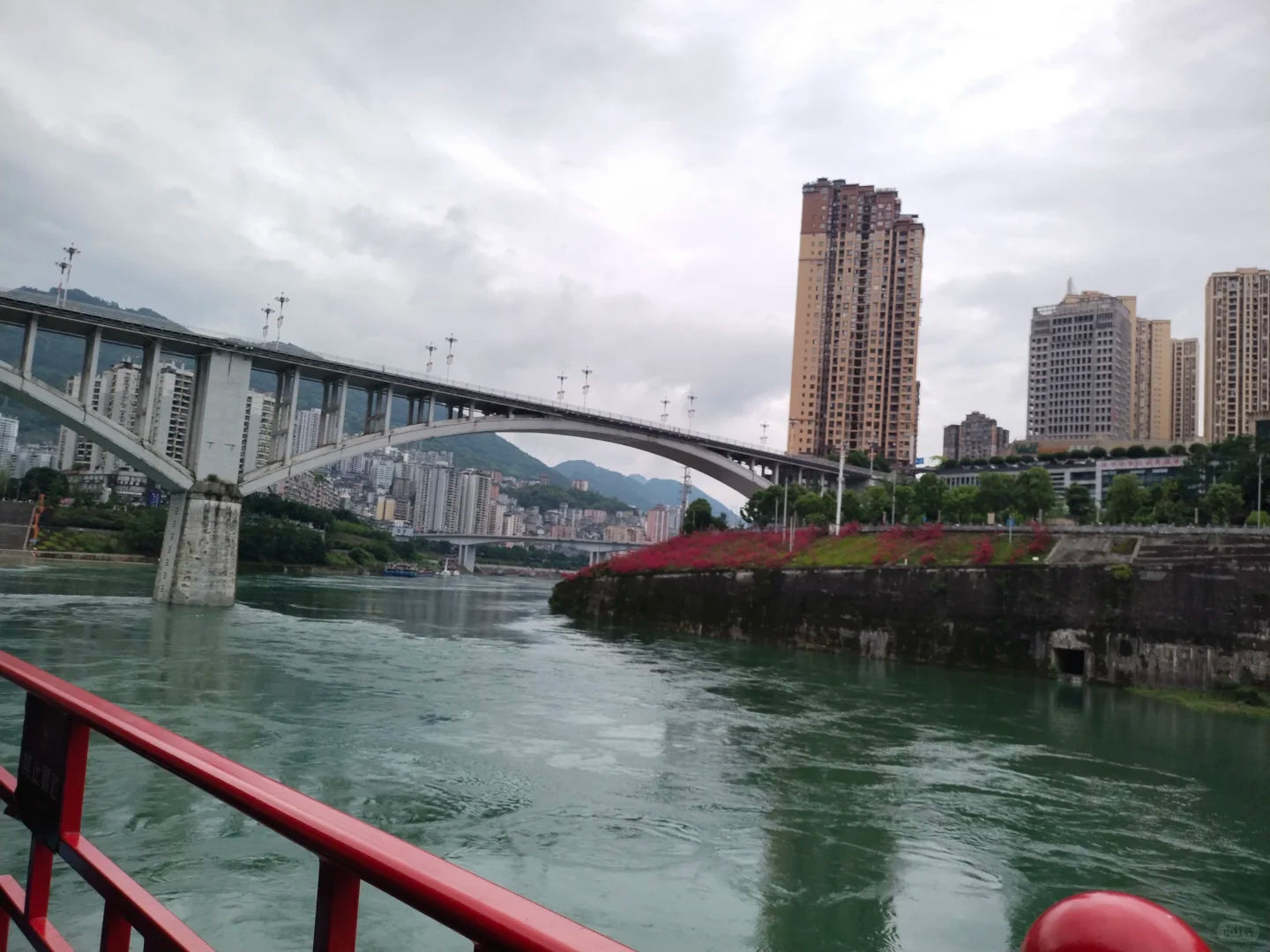 Super V Comfort: A 5-Day Premium Chongqing Discovery Tour with Cliffside Stays &amp; Hot Pot with a View