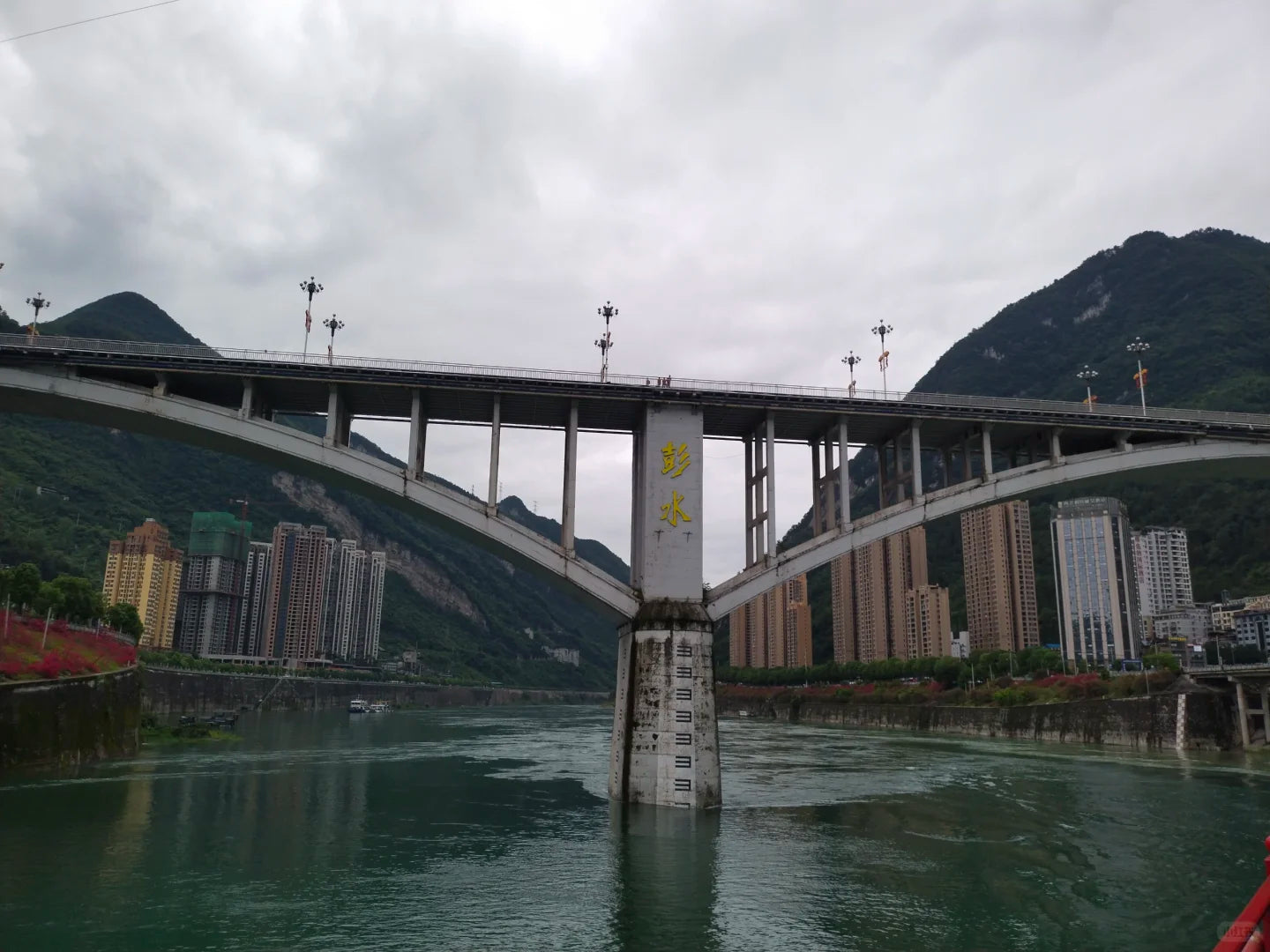 Super V Comfort: A 5-Day Premium Chongqing Discovery Tour with Cliffside Stays &amp; Hot Pot with a View