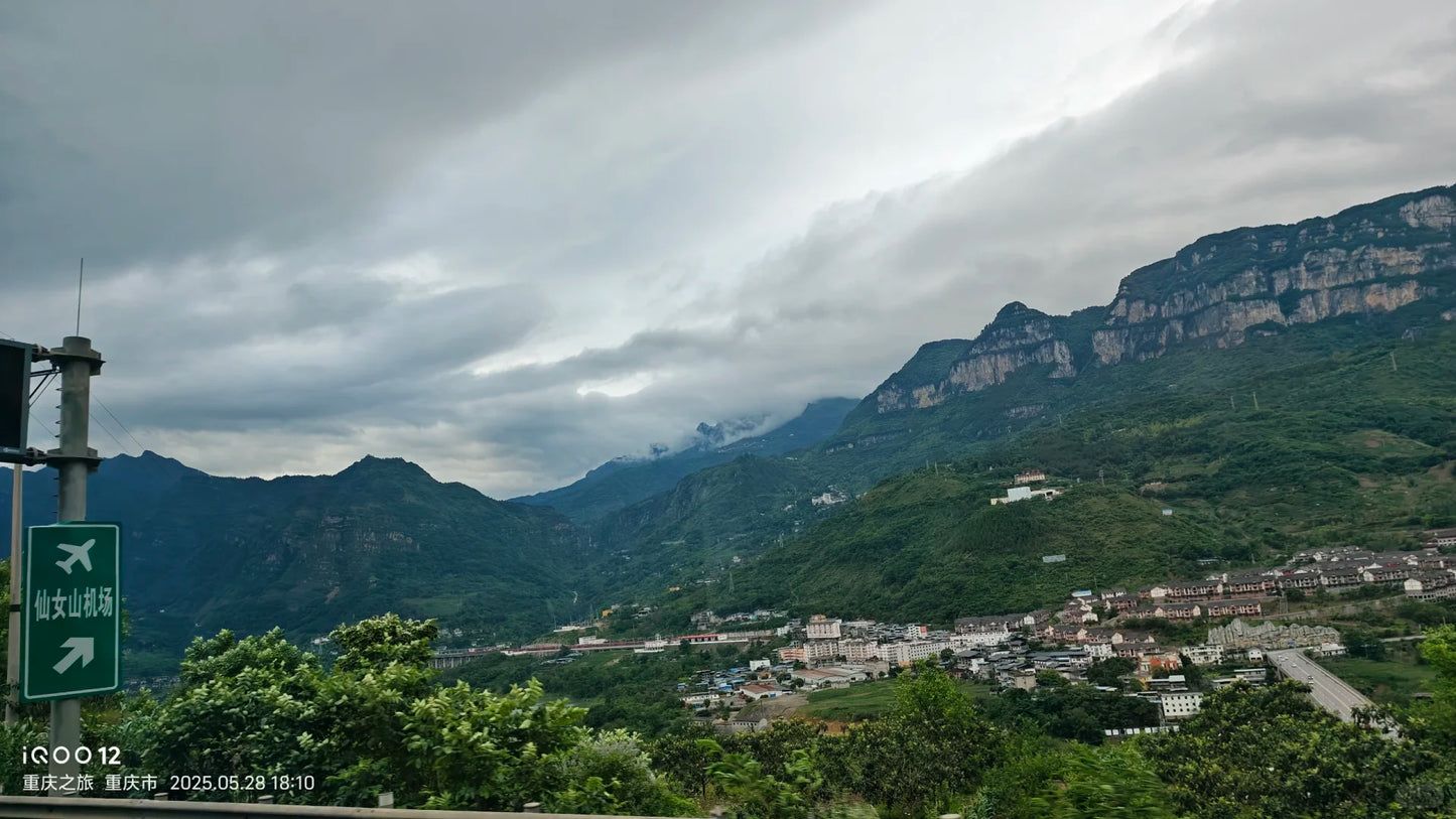 Super V Comfort: A 5-Day Premium Chongqing Discovery Tour with Cliffside Stays &amp; Hot Pot with a View