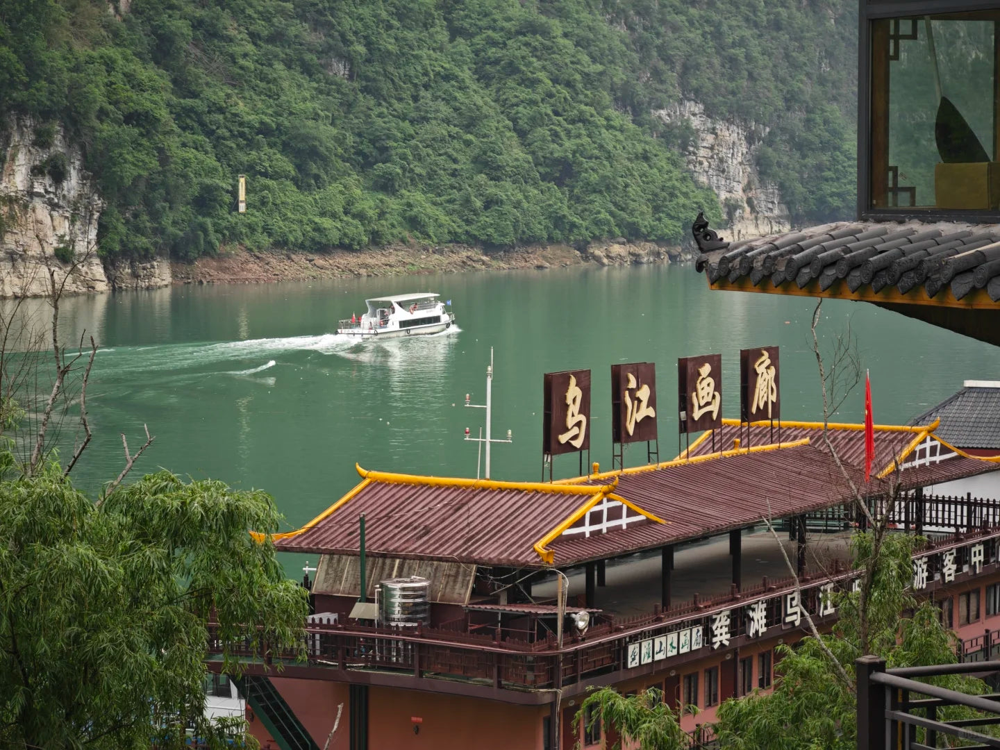 Super V Comfort: A 5-Day Premium Chongqing Discovery Tour with Cliffside Stays &amp; Hot Pot with a View