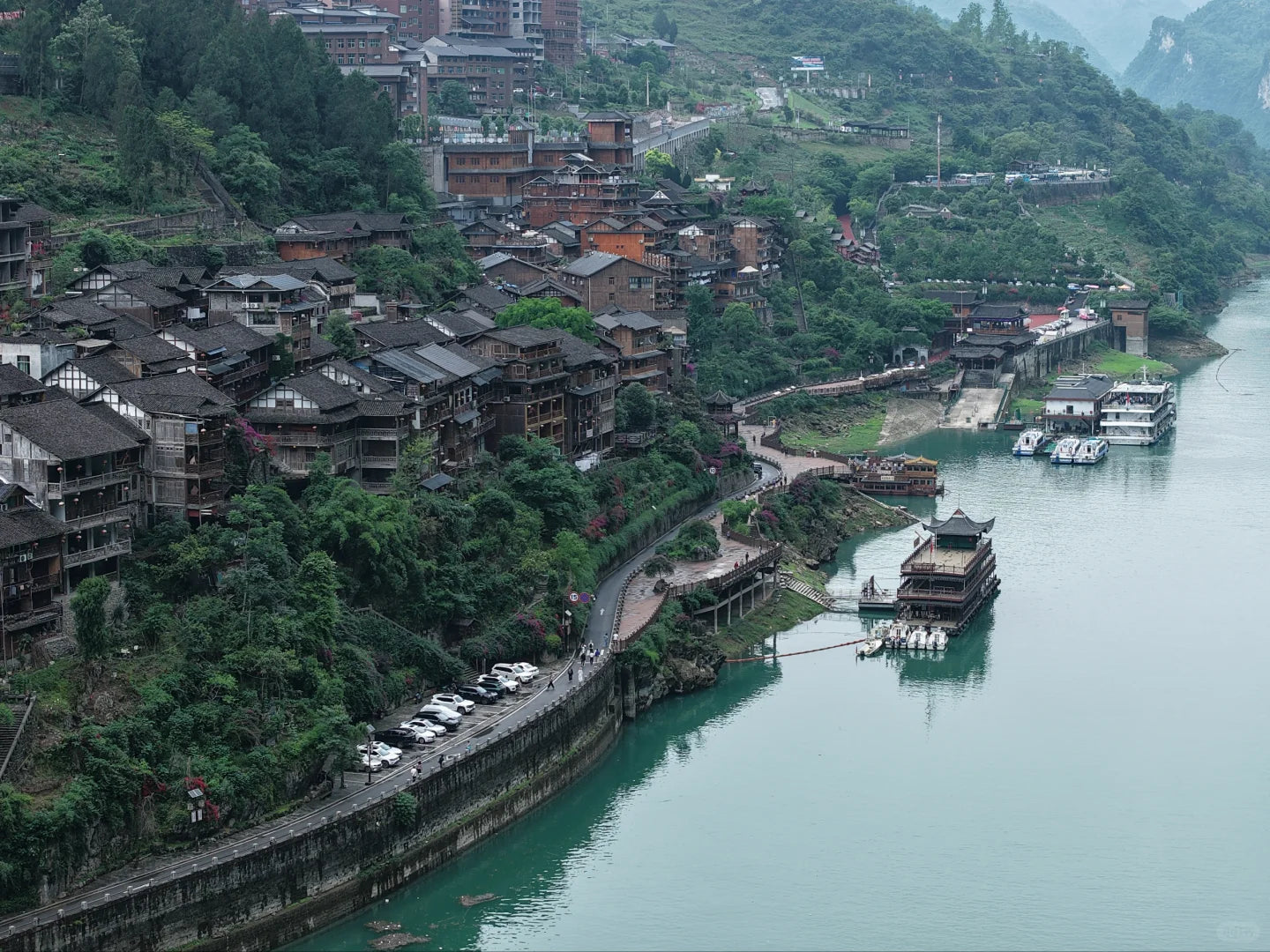 Super V Comfort: A 5-Day Premium Chongqing Discovery Tour with Cliffside Stays &amp; Hot Pot with a View