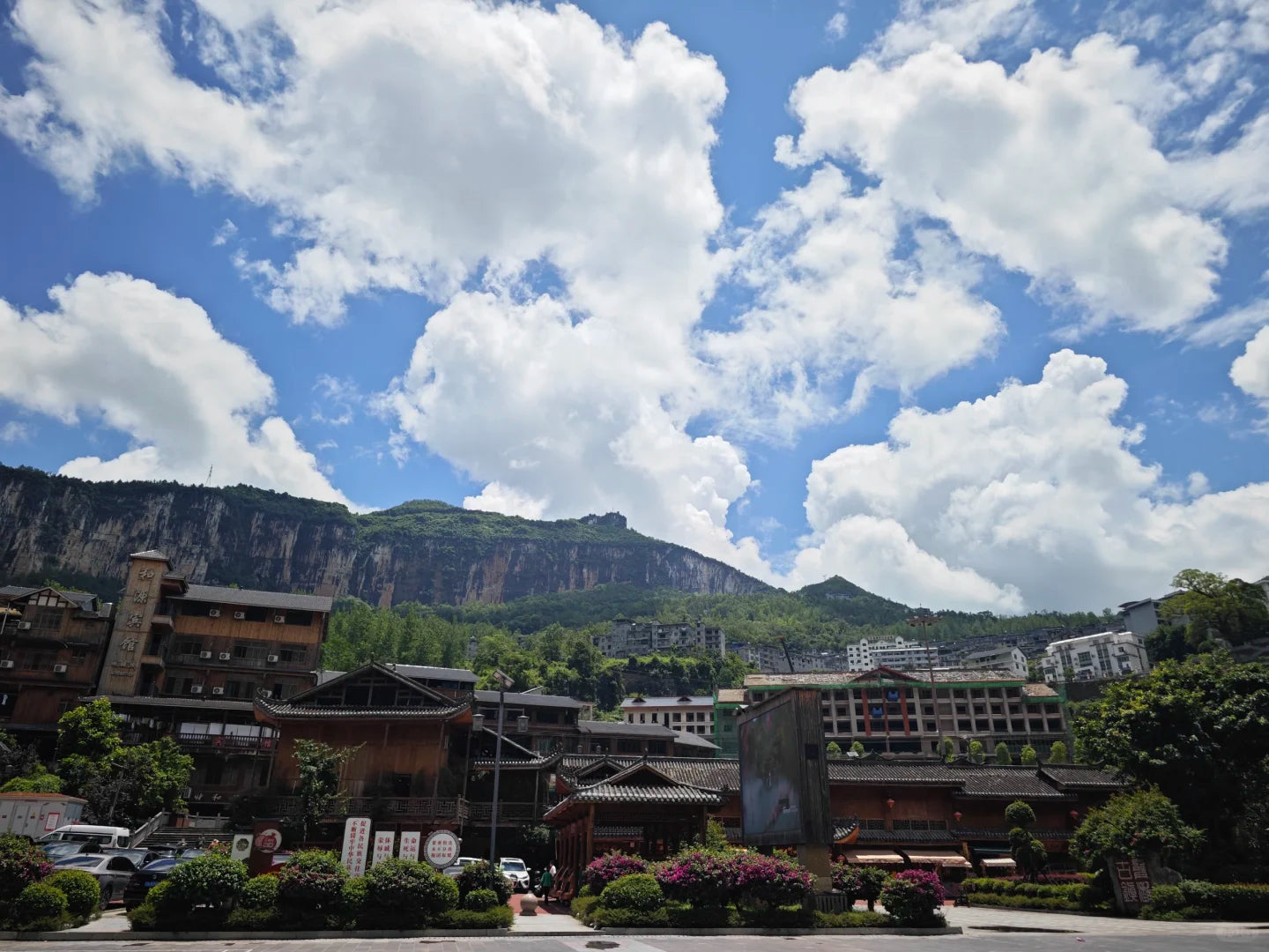 Super V Comfort: A 5-Day Premium Chongqing Discovery Tour with Cliffside Stays &amp; Hot Pot with a View
