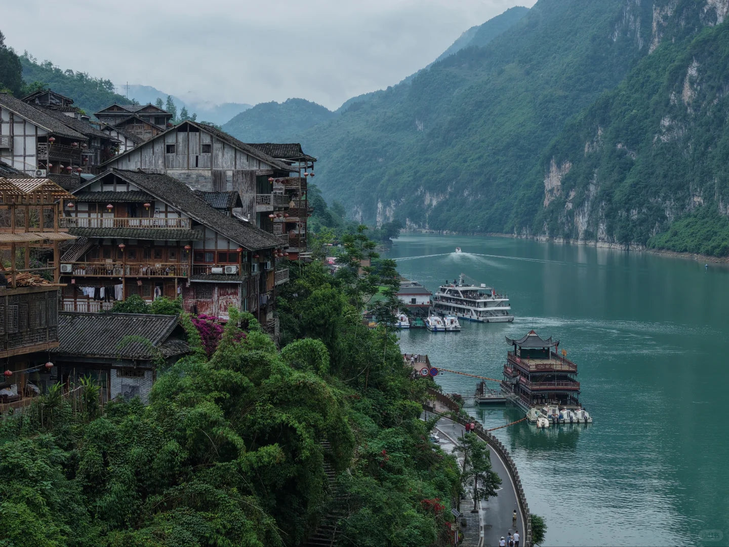 Super V Comfort: A 5-Day Premium Chongqing Discovery Tour with Cliffside Stays &amp; Hot Pot with a View