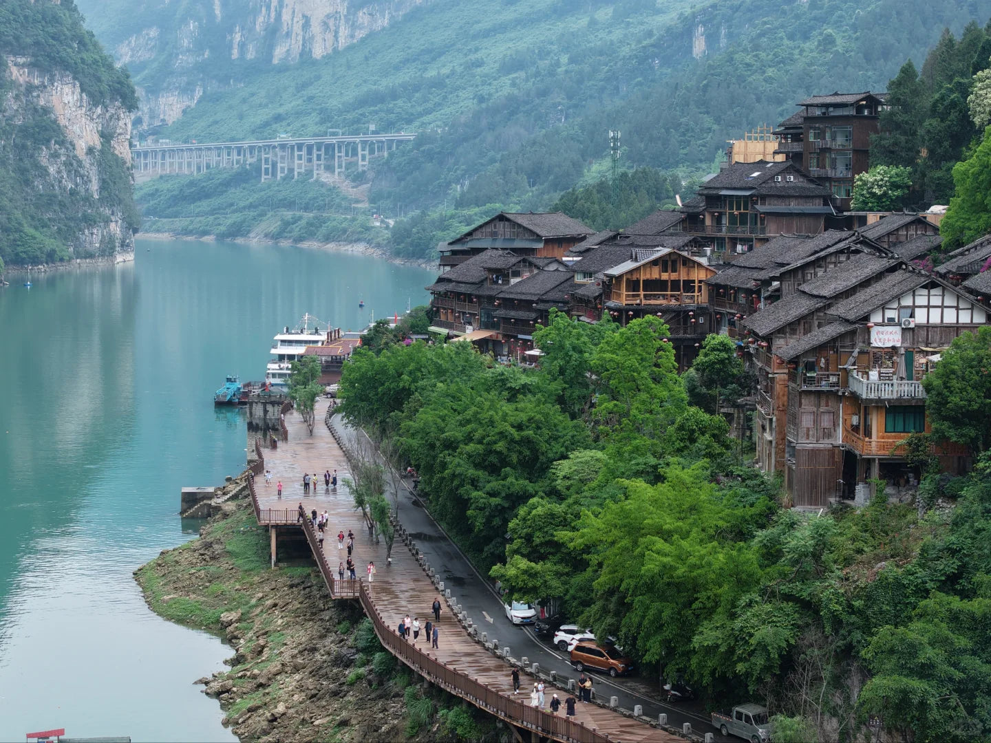 Super V Comfort: A 5-Day Premium Chongqing Discovery Tour with Cliffside Stays &amp; Hot Pot with a View