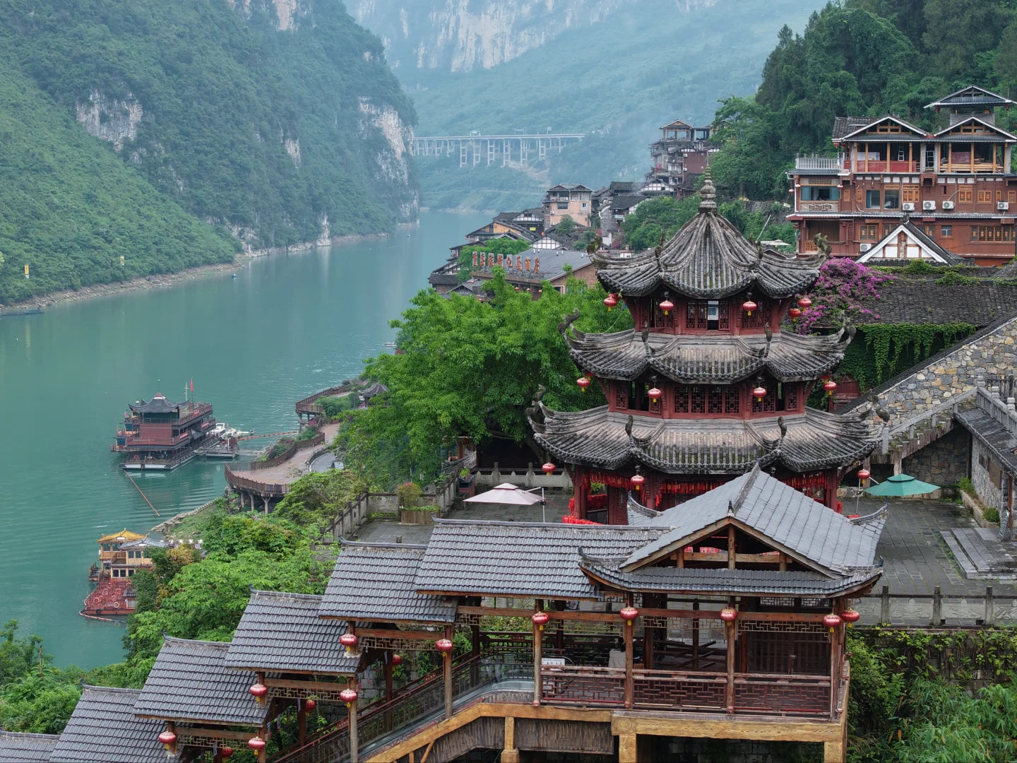 Super V Comfort: A 5-Day Premium Chongqing Discovery Tour with Cliffside Stays &amp; Hot Pot with a View